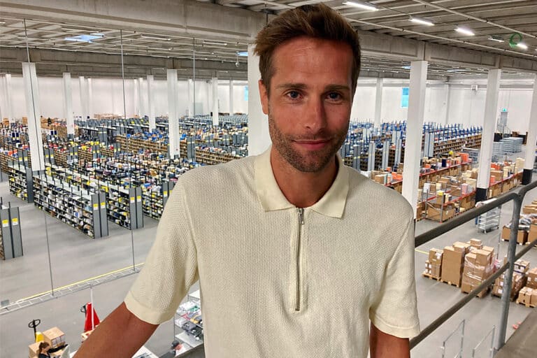 Bakom kulisserna: Care of Carl synas i sömmarna – häng med in i lagret