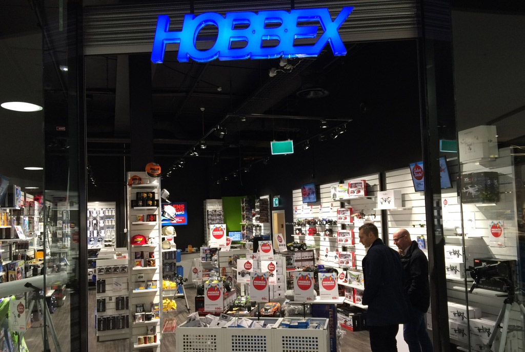 Hobbex stänger alla butiker och blir renodlad e-handlare