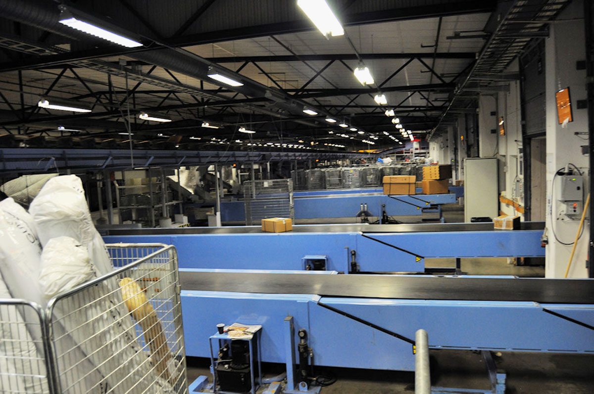 Bombgrupp till PostNordterminal två förda till sjukhus Ehandel.se