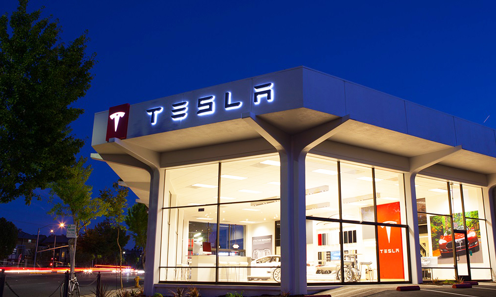Tesla stänger ner sina butiker och skiftar fokus mot e-handeln