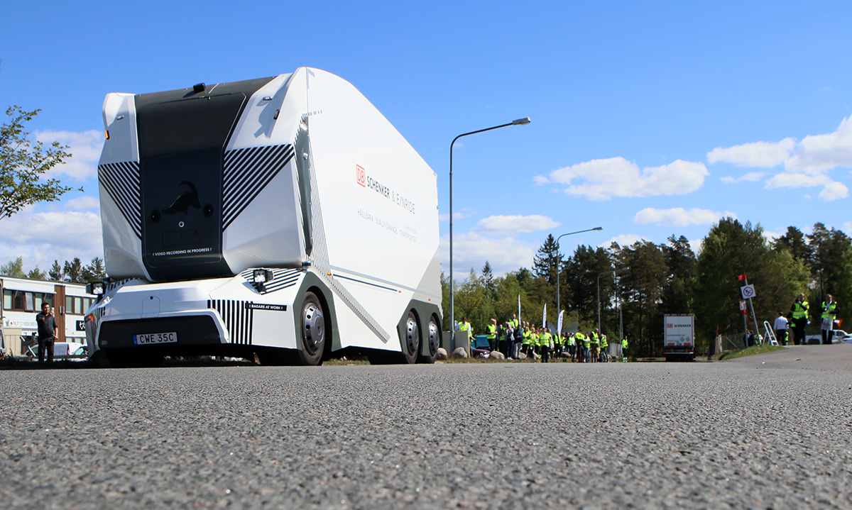 Den självkörande lastbilen kör nu på allmän väg i Sverige