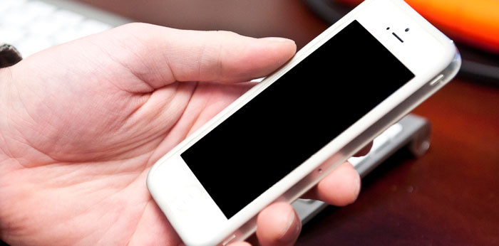 Dansken dissar mobilen när det ska shoppas på nätet