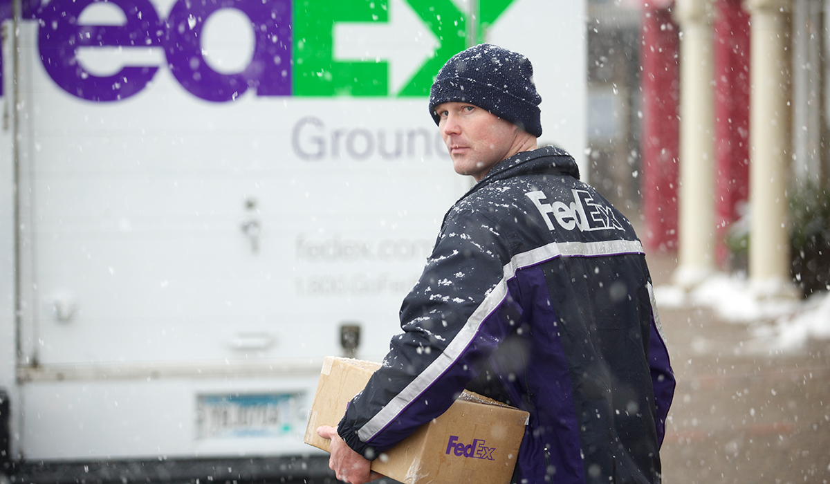 FedEx skyller förseningarna på sena julklappsköpare