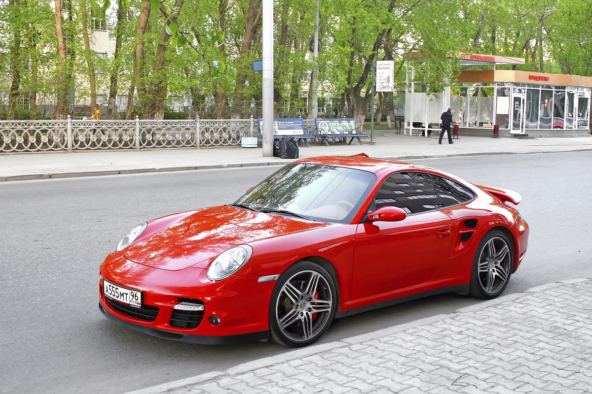 Porsche rullar ut ny e-handel för att stärka varumärket