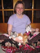 Katrin Lundgren med kattungar